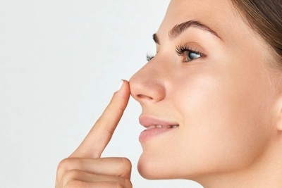 علت انحراف نوک بینی بعد از جراحی چیست؟ روش‌های اصلاح و درمان