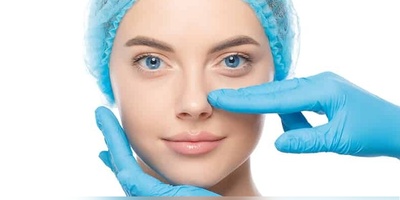 جراحی بزرگ کردن بینی؛ چه کسانی به آن نیاز دارند و چگونه انجام می‌شود؟