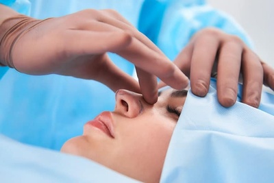 عمل بینی فقط فرم بینی را تغییر می‌دهد؟ تأثیر شگفت‌انگیز رینوپلاستی بر چهره